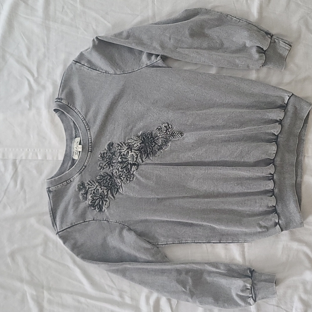 Solitaire long sleeve sweatshirt like embroidered flower top